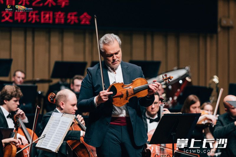 俄罗斯著名小提琴家瓦吉姆·列宾表演。
