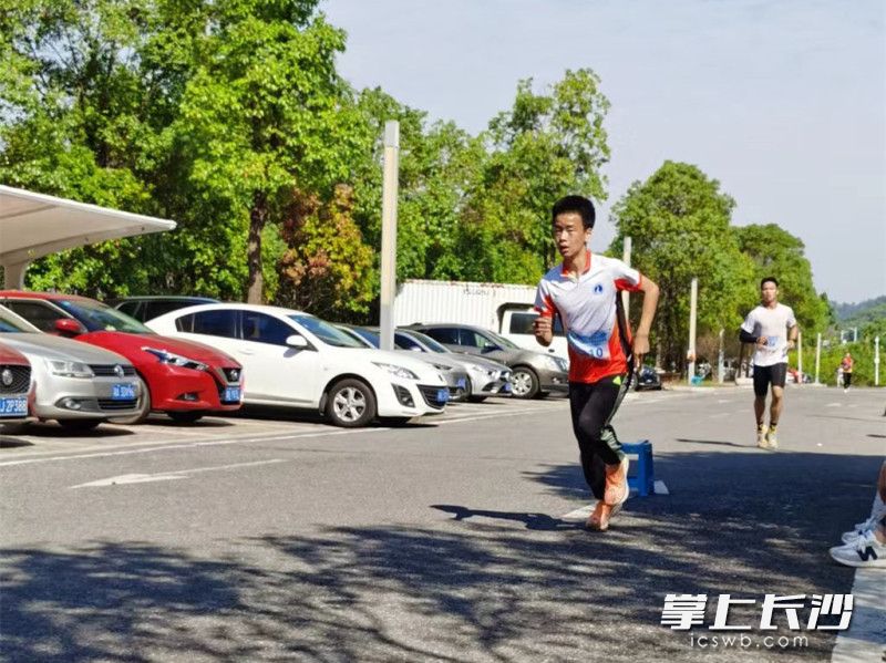 定向越野是一项需要体力和脑力都“在线”的运动，平时的训练十分辛苦。