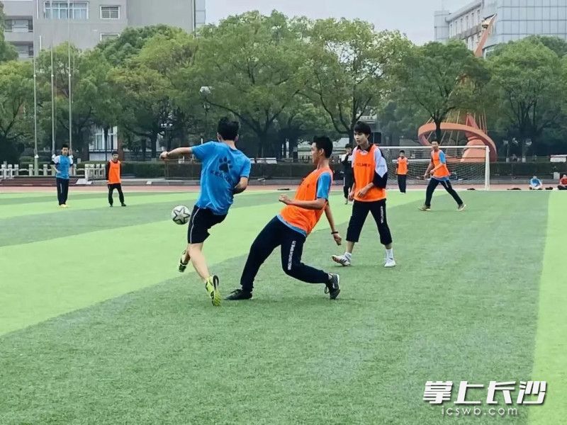 足球成为麓山学子最受欢迎的运动之一。