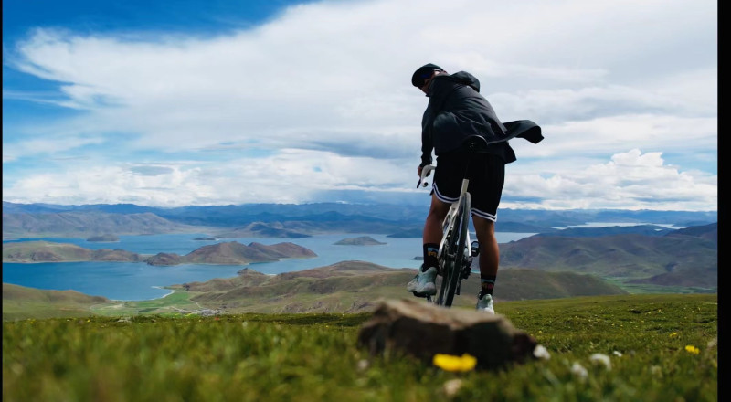 耿冰在骑行途中。受访者供图