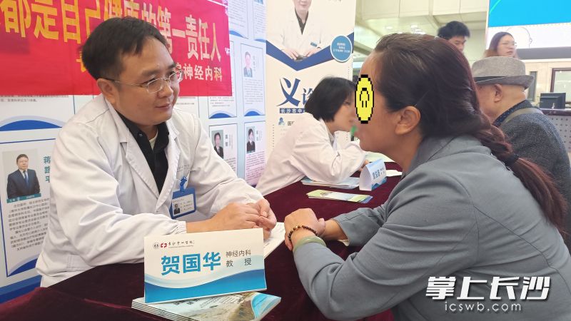 专家们耐心解答群众关于脑中风的各类疑问,并提供专业的治疗建议。 专家们耐心解答群众关于脑中风的各类疑问,并提供专业的治疗建议。