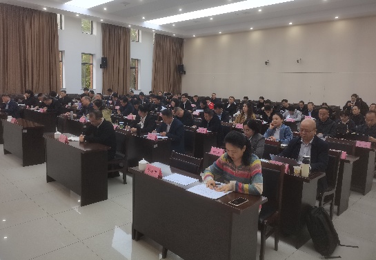 学员们正在认真听取专家讲座。