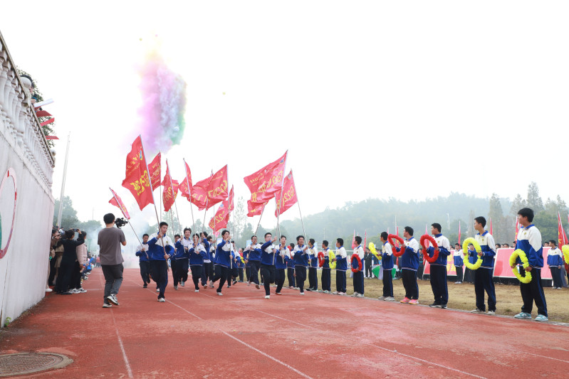 彩旗队出场，为整个场面增添了一抹亮丽的色彩。