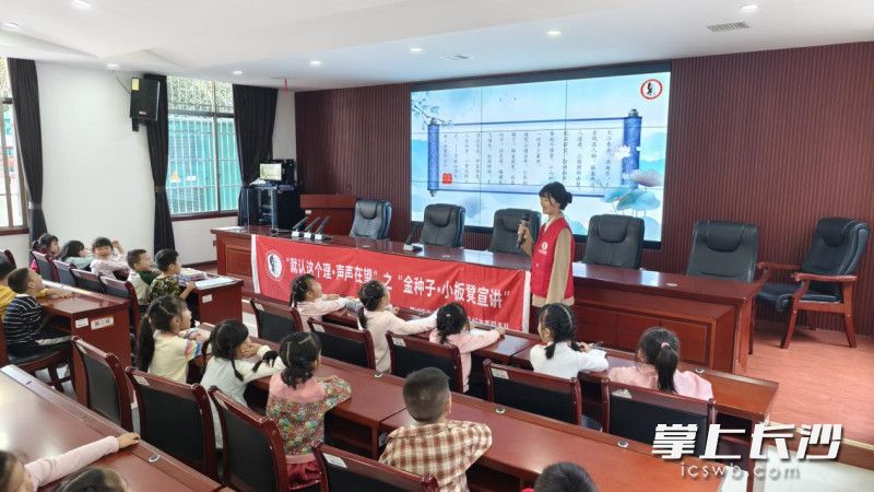高塘岭街道新时代文明实践所开展“就认这个理·声声在望”之“金种子·小板凳宣讲”。
