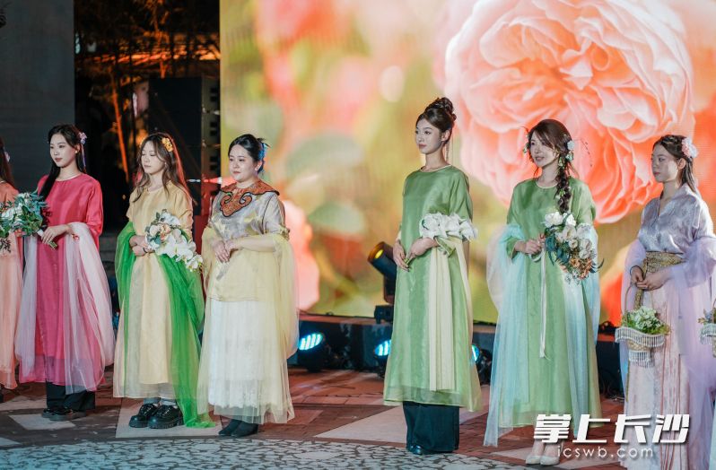 “十二花神”通过将水仙花、玉兰、牡丹等十二种花元素融入设计，充分展现服饰内在赋予的气质与精神。