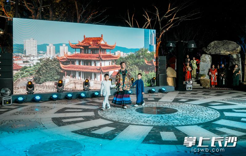 10月30日晚，长沙市天心区阁下品牌秀首秀暨人心悦处是天心——阁下如愿汉服大秀举行。均为长沙晚报全媒体记者 陈飞 摄