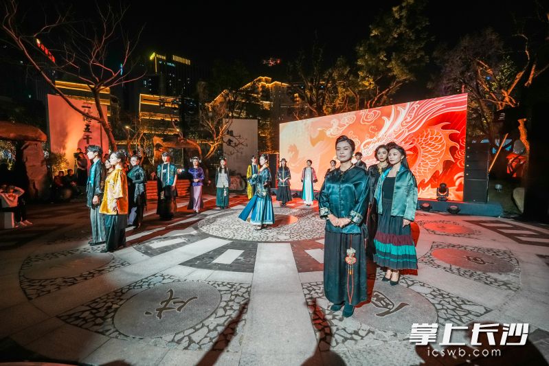 “五行圆满”通过将金、木、水、火、土等元素融入服饰设计进行T台展示，呈现出今日潇湘风景如画、芙蓉国里风光正好的欣欣向荣景象。