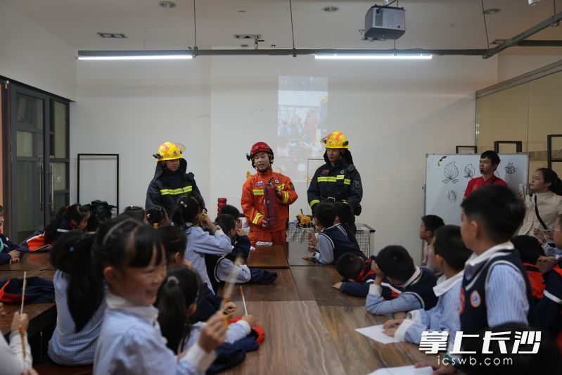 消防宣传活动现场。 长沙晚报通讯员 胡承婧 摄 消防宣传活动现场。 长沙晚报通讯员 胡承婧 摄