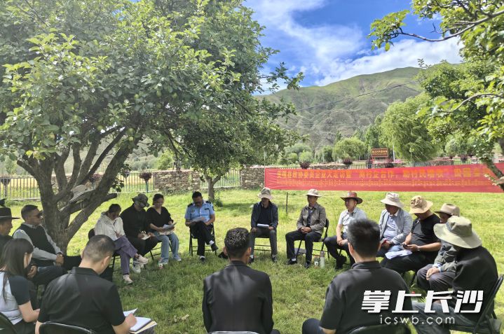 贡嘎县政协开展委员企业大走访暨“商村企合作 助村民增收”田园会话活动。