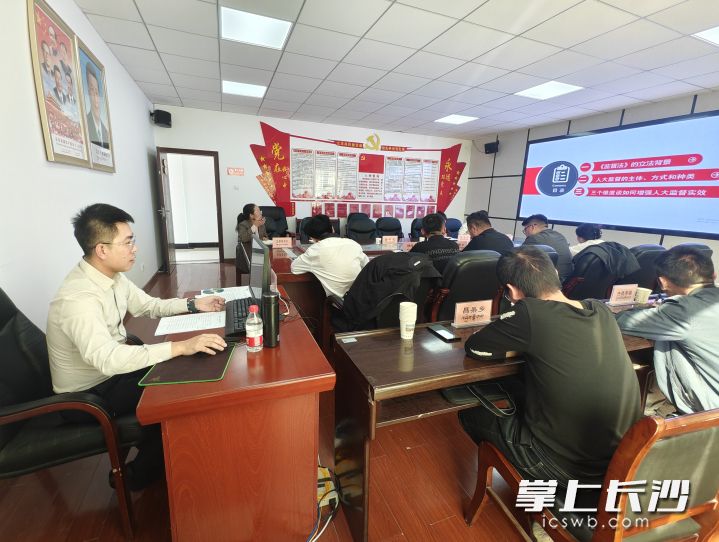 谢和勇在贡嘎县人大常委会组织开展专题培训。除署名外均为受访者供图
