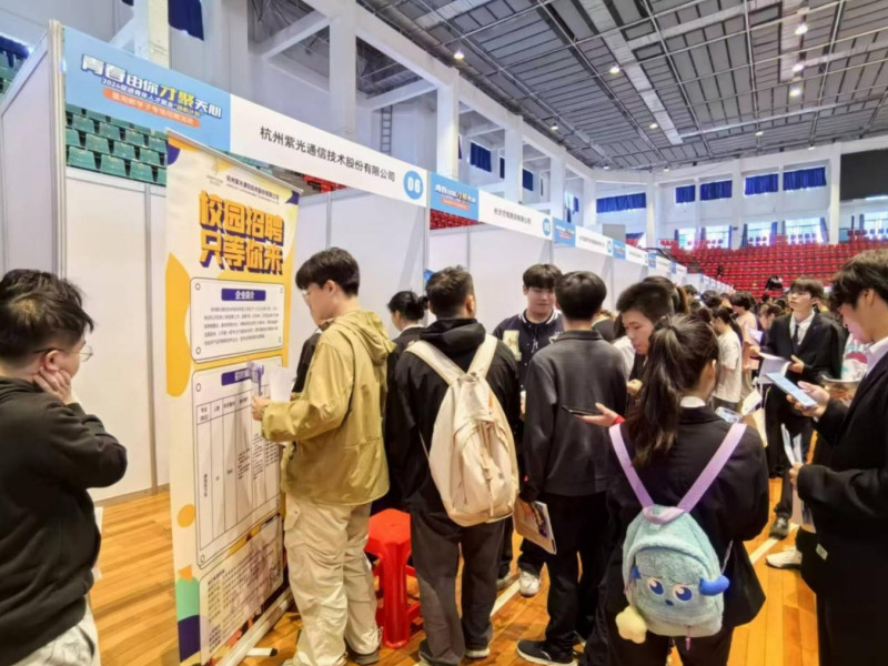 双选会吸引了众多学生积极参与。 均为 龚乐梅 供图