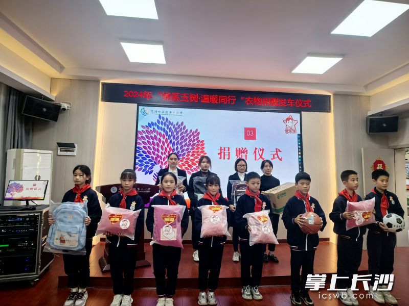 高塘岭实验第二小学的学生和家长代表进行捐赠。