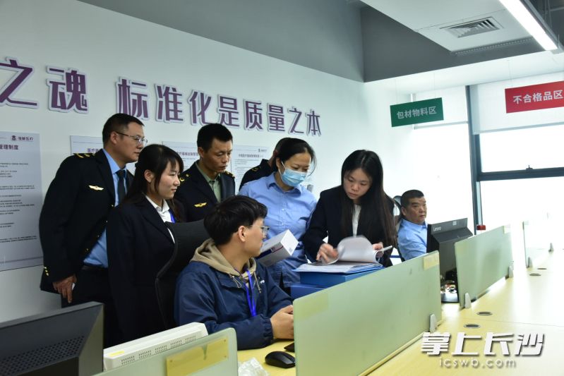 长沙市医疗器械经营监管实训平台经营现场实训室里，参加培训的学员在找“bug”。