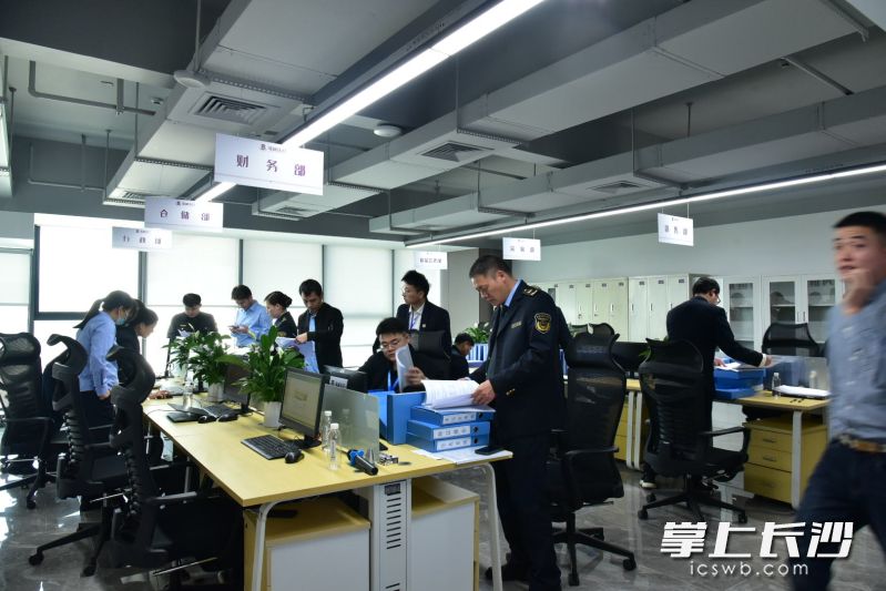长沙市医疗器械经营监管实训平台经营现场实训室里，受训学员在实践。照片均为长沙晚报全媒体记者　周辉霞摄