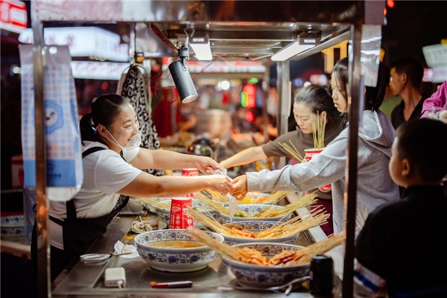 麓谷东塘夜市的众多美食吸引了大量食客。图片均为通讯员提供