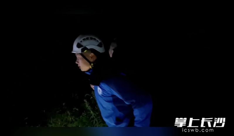 岳麓蓝天救援队在黑夜中奋力搜救走失老人。长沙晚报通讯员 桂生 供图