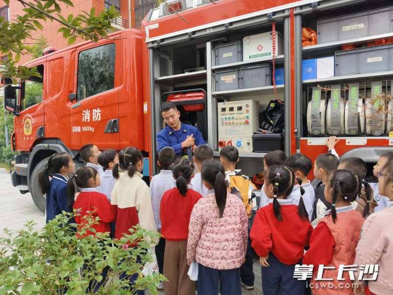 “蓝焰青春”消防志愿服务队走进芙蓉区育英第三小学，开展消防科普宣传教育活动。 长沙晚报通讯员 谢梦嘉 摄