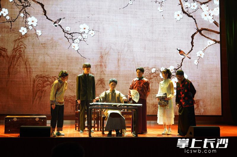 此次“戏曲进校园”活动与“有风景的思政课”有机结合。