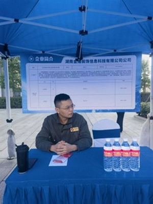 金煌展位前咨询、商谈的求职者络绎不绝