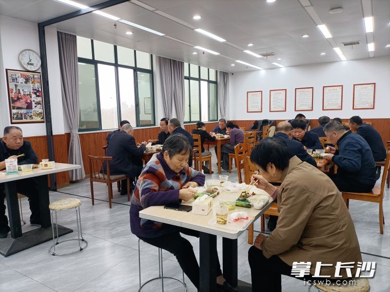 老人们正在居家养老服务站点享用配送的餐食。受访者供图 老人们正在居家养老服务站点享用配送的餐食。受访者供图