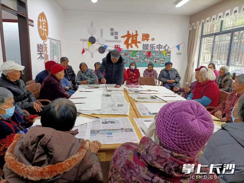 湘陵社区书画队的队长马本祥退休后发挥特长,为社区的老人们免费教学书法、绘画。 湘陵社区书画队的队长马本祥退休后发挥特长,为社区的老人们免费教学书法、绘画。