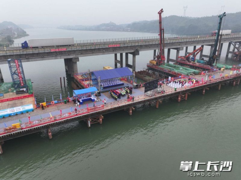 湖南省高速公路集团有限公司举办的突发安全环境事件应急演练，在G4京港澳高速耒宜改扩建项目耒水大桥举行。长沙晚报通讯员 江钻 供图