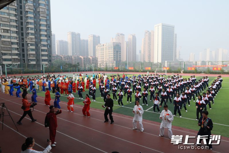 幸福星城长沙市第二届太极拳锦标赛在明德天心中学举行。