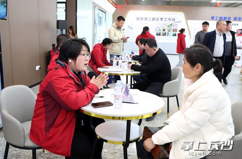 长沙已建成以1个“星城e就业”智慧平台为核心、9个规范化零工市场为支撑、39个社区微市场为网点的“三位一体”服务网络。长沙晚报通讯员胡谦 摄 长沙已建成以1个“星城e就业”智慧平台为核心、9个规范化零工市场为支撑、39个社区微市场为网点的“三位一体”服务网络。长沙晚报通讯员胡谦 摄