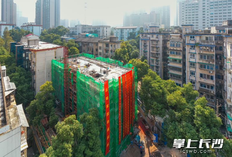 11月4日，长沙市第一社会福利院家属区2号宿舍楼正式封顶。 均为全媒体记者 陈飞 摄