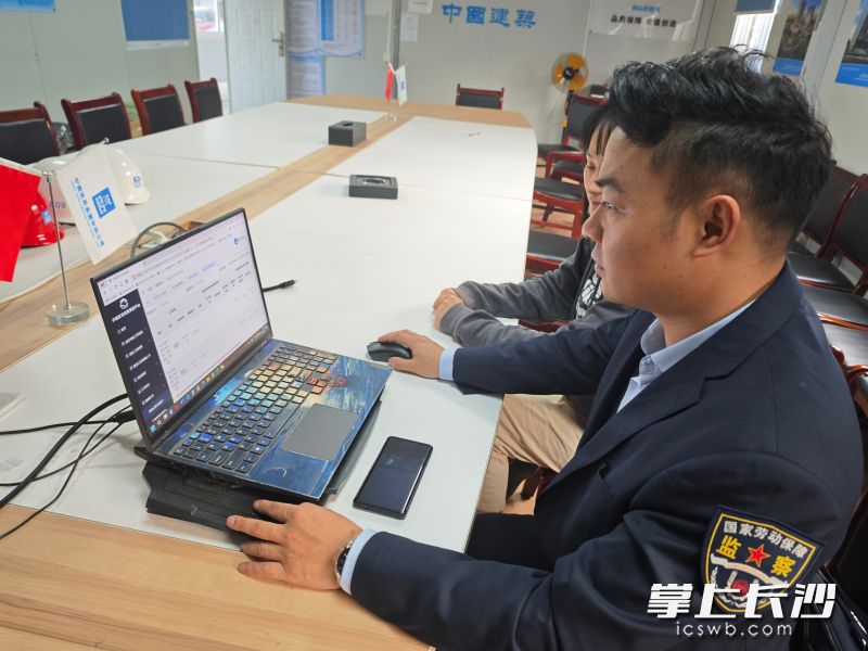 开福区劳动保障监察执法人员启用大数据比对项目农民工薪资发放情况。长沙晚报通讯员 平芳敏 供图