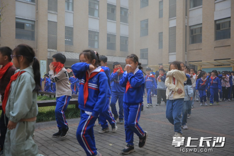火灾警报响起，学生迅速撤离。 均为长沙晚报通讯员 胡承婧 摄