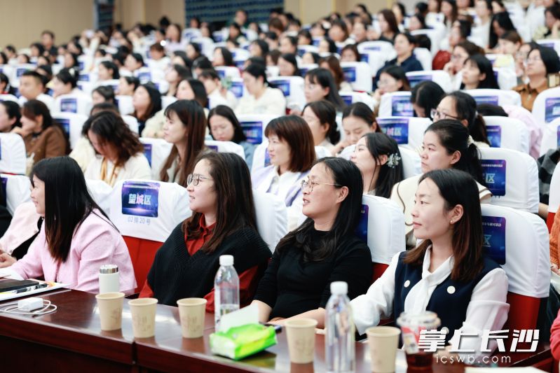 与会人员认真聆听、观看几位老师带来的幼儿课程活动案例展示。