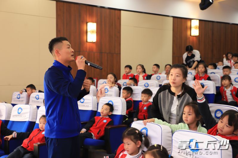 消防队员把消防安全知识传导给广大师生。
