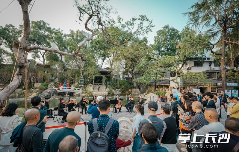 11月5日，2024年长沙市“百村千场文化进万家”·“阁下小美好”音乐会惠民演出在天心阁举行。 均为 长沙晚报全媒体记者 陈飞 摄