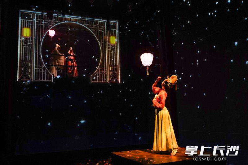 在橘洲乐坊剧场中，游客可以见证秦观与王幼幼那份至死不渝的爱恋。