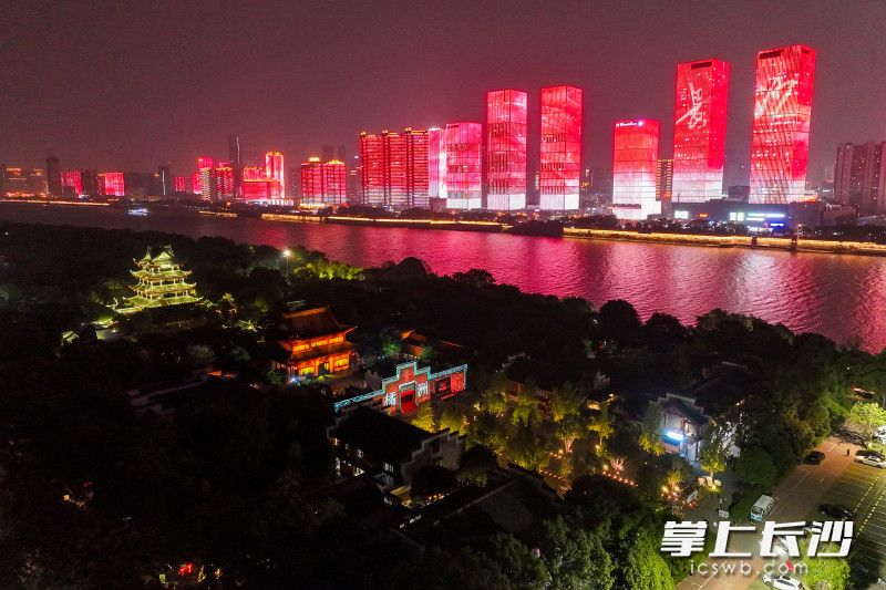 夜幕降临，灯光璀璨的橘子洲·江天暮雪文化园与湘江两岸灯光秀交相辉映，美不胜收。
