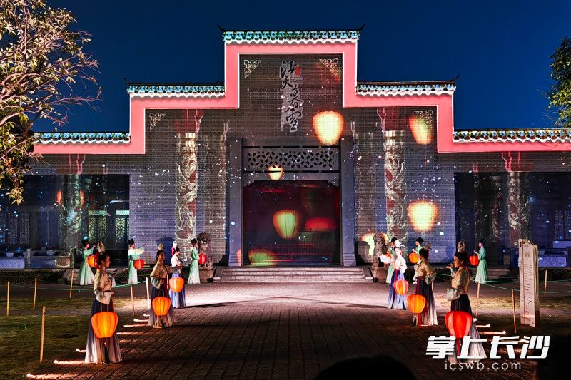 演出序章为点灯仪式，在这里游客与NPC完成虚拟点灯仪式后，便将开启魔幻旅程。