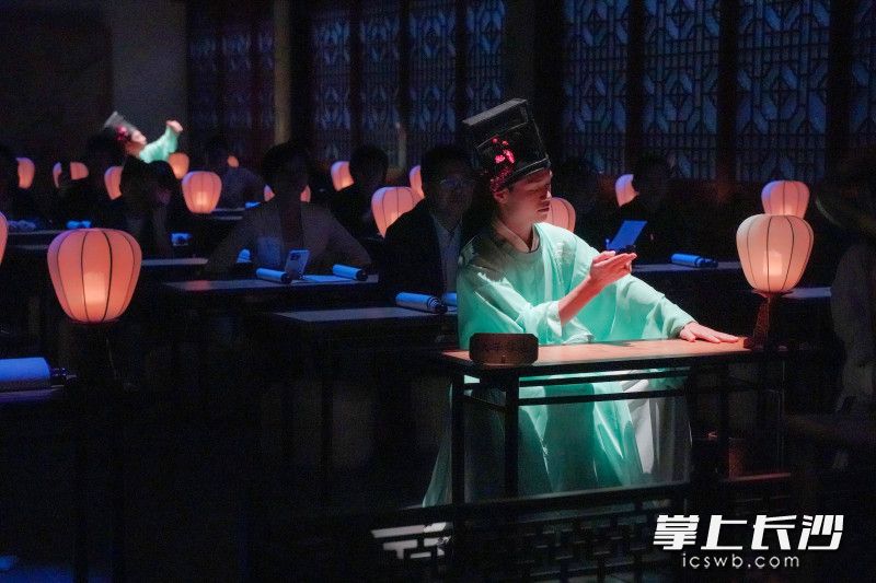 在书院剧场中，游客可以感受与朱熹、张栻探寻湖湘理学的智慧。