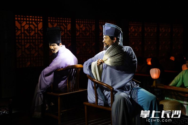 在书院剧场中，游客可以感受与朱熹、张栻探寻湖湘理学的智慧。