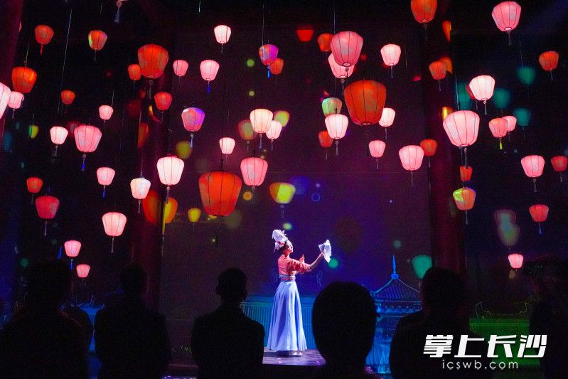 在橘洲乐坊剧场中，游客可以见证秦观与王幼幼那份至死不渝的爱恋。