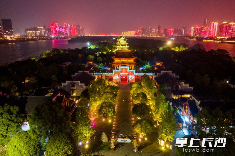 夜幕降临，灯光璀璨的橘子洲·江天暮雪文化园与湘江两岸灯光秀交相辉映，美不胜收。长沙晚报全媒体记者 刘晓敏 易亿 摄影报道