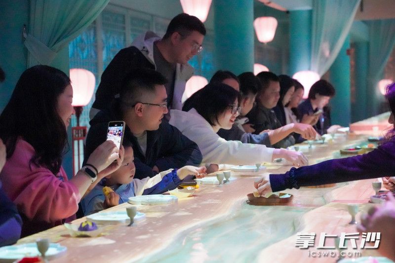 在夜宴剧场中，游客可以与苏轼、米芾共饮，品赴一场诗意盎然的曲水流觞宴。