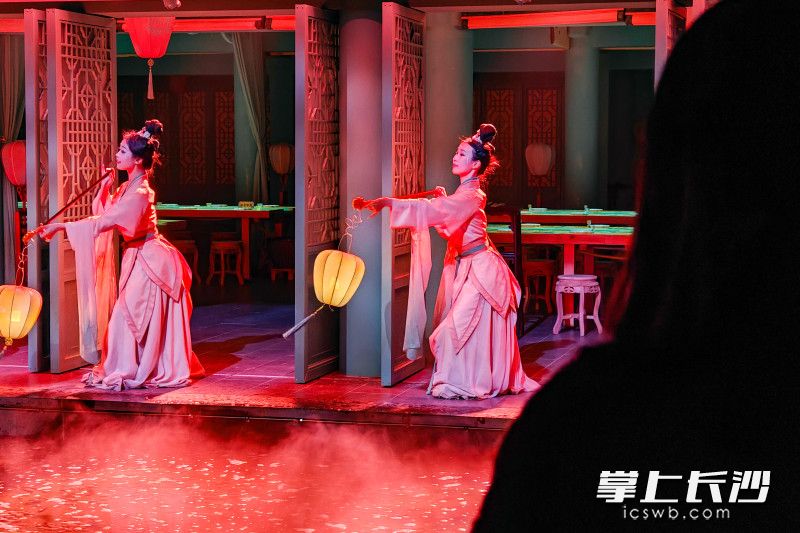 在夜宴剧场中，游客可以与苏轼、米芾共饮，品赴一场诗意盎然的曲水流觞宴。