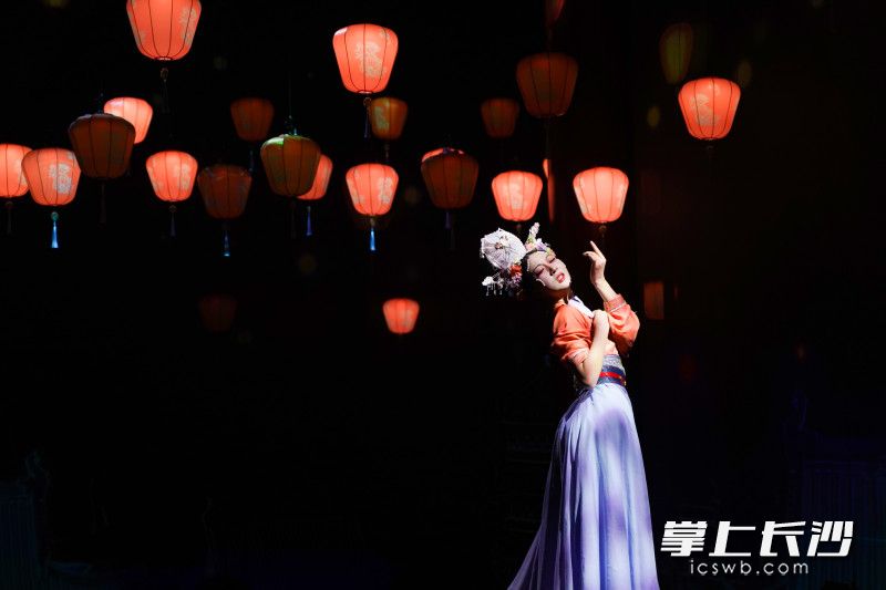 在橘洲乐坊剧场中，游客可以见证秦观与王幼幼那份至死不渝的爱恋。