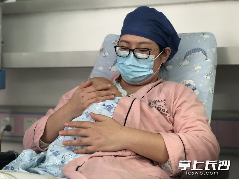 安安妈妈在超低早产儿重症监护病房进行袋鼠式护理。