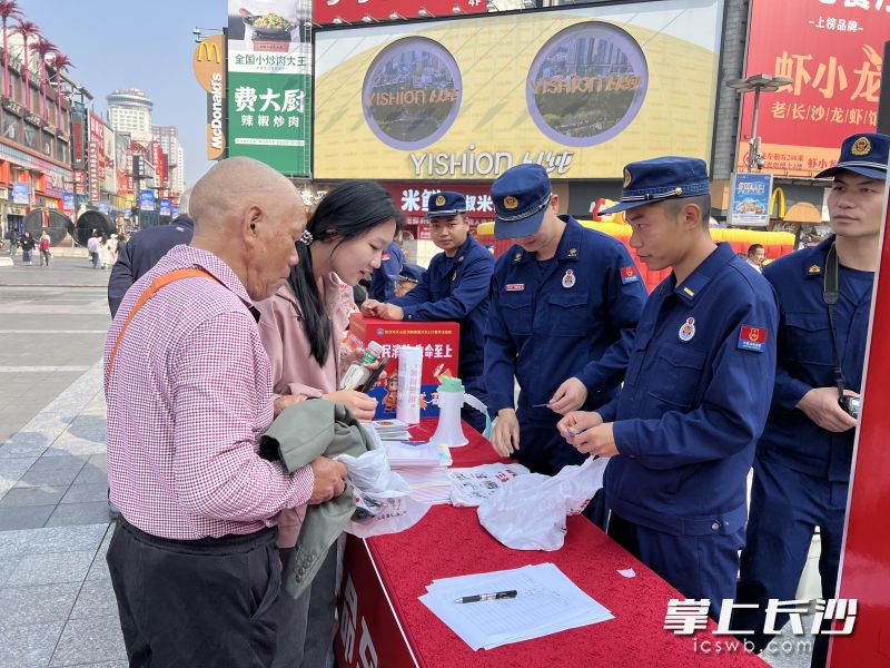 消防队员向市民发放消防宣传资料。