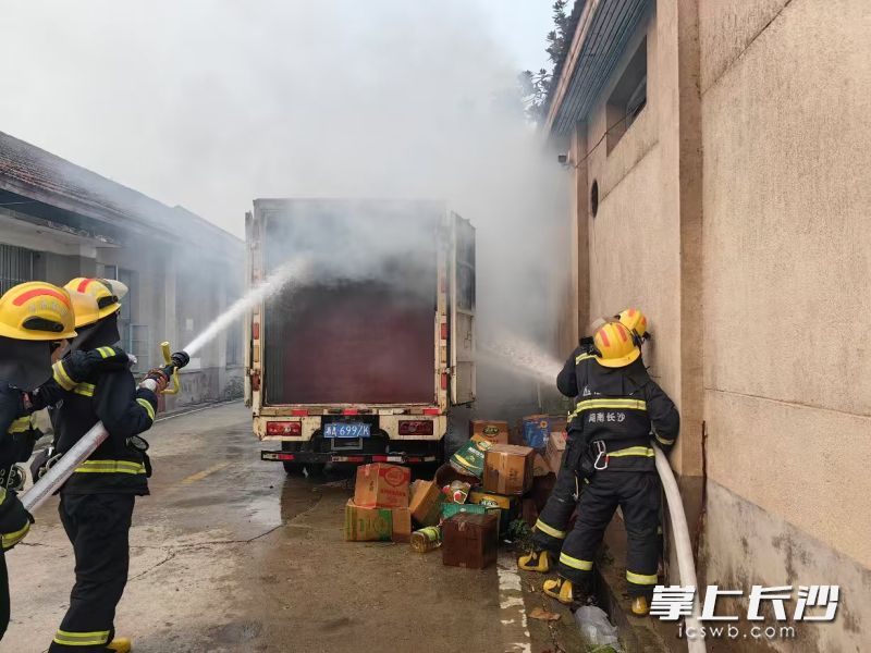 图为消防员在扑灭货车火灾。 长沙晚报通讯员 段禹兴 摄