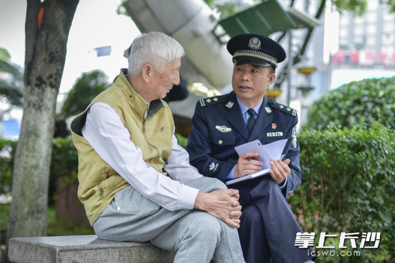 杨曙光在走访居民群众，了解情况。 长沙晚报通讯员 佘楚婧 供图