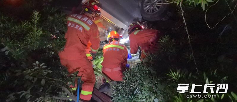 浏阳市消防救援大队关口消防救援站队员在解救被困人员。长沙晚报通讯员 寻艳 供图