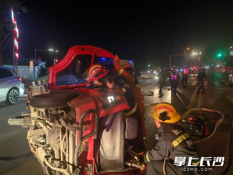 宁乡市消防救援人员在紧急求助车祸中被困人员。长沙晚报通讯员 段禹兴 摄